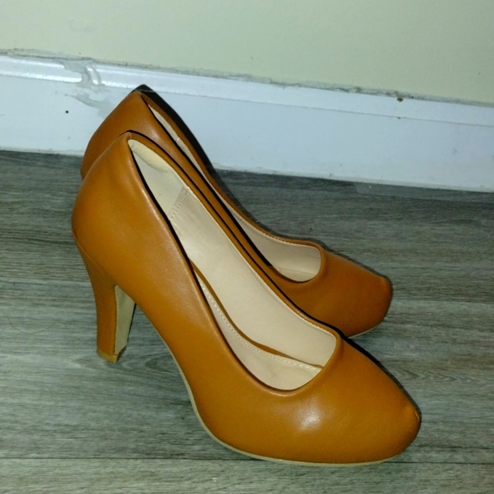 Trary brown high-heeled shoe size 7.